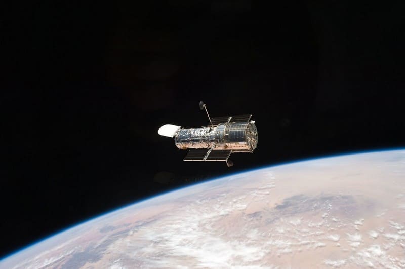 Вид космического телескопа Хаббл на орбите.