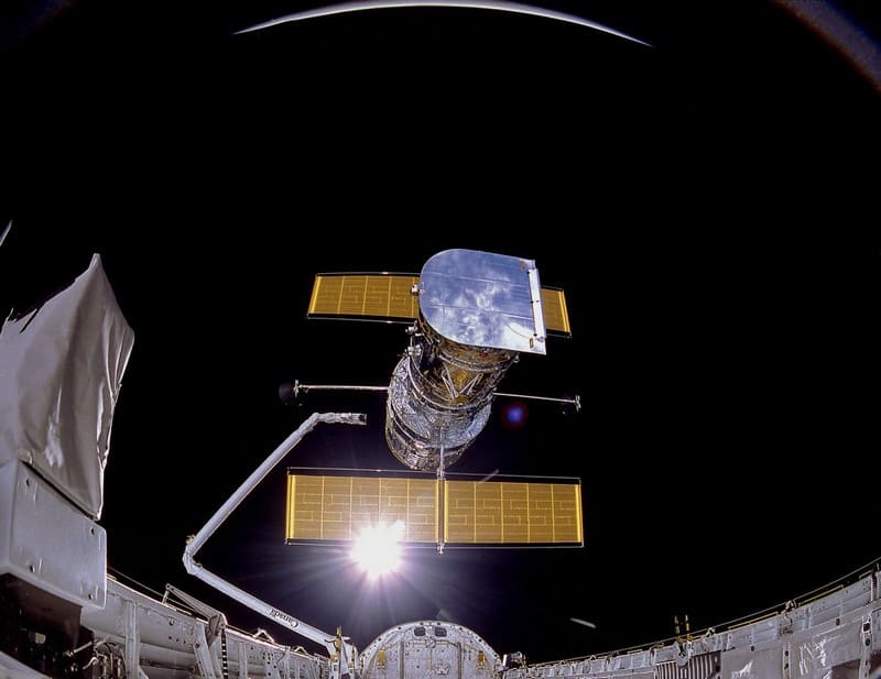 Космический телескоп «Хаббл» запущен с космического челнока НАСА «Дискавери» 25 апреля 1990 года.