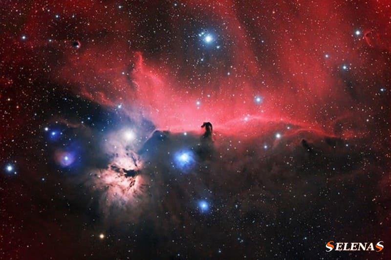 Туманность Конская Голова и туманность Пламя (слева) в созвездии Ориона