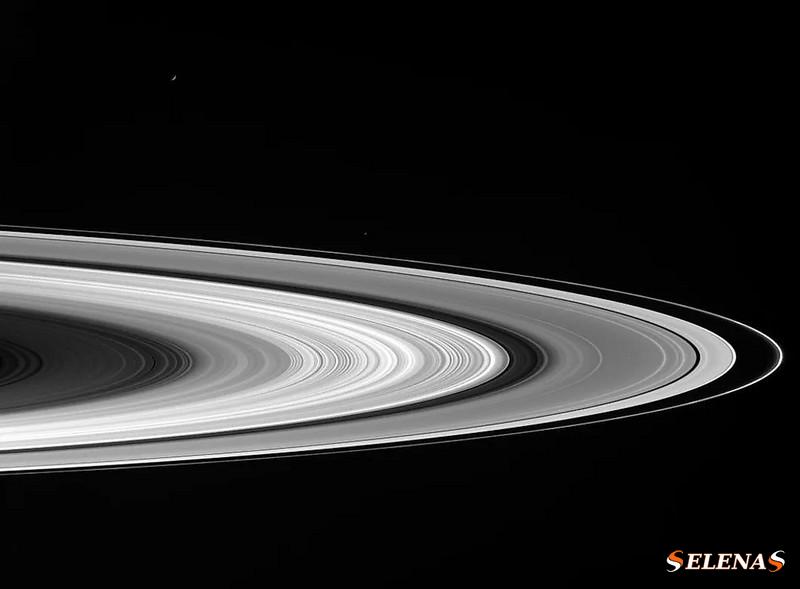 Изображение залитых солнцем колец Сатурна, сделанное орбитальным аппаратом Кассини