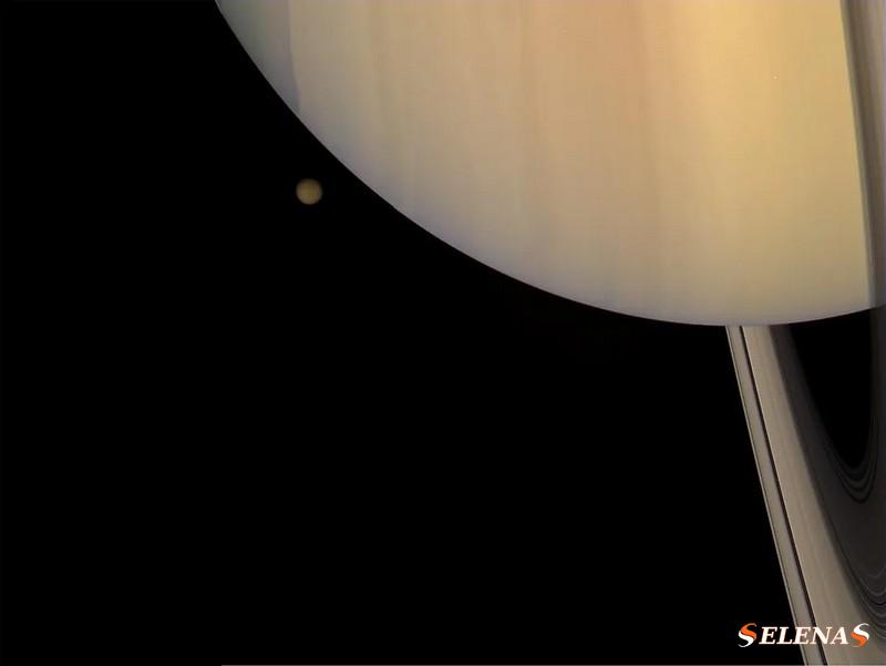 Изображение Сатурна с Титаном, его самой большой луной