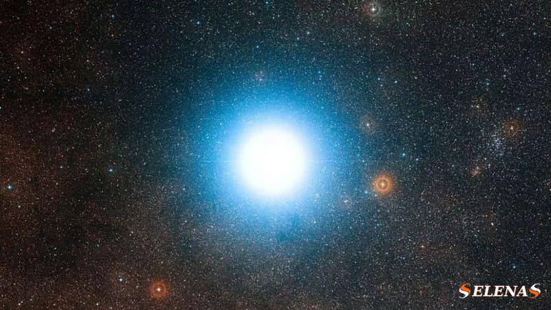 Этот широкоугольный вид неба вокруг яркой звезды Альфа Центавра был создан на основе фотографий, являющихся частью Оцифрованного обзора неба 2.