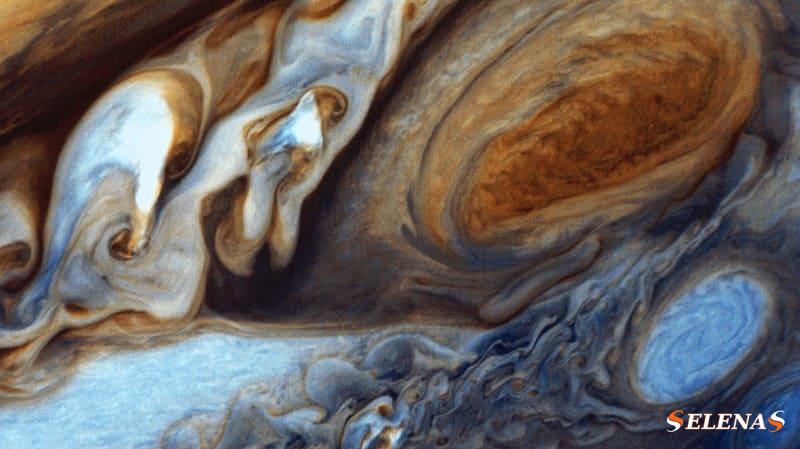 Изображения красных пятен Юпитера