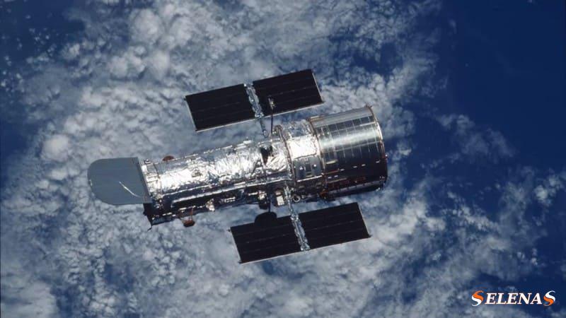 Космический телескоп Хаббл на орбите вокруг Земли в 2002 году.