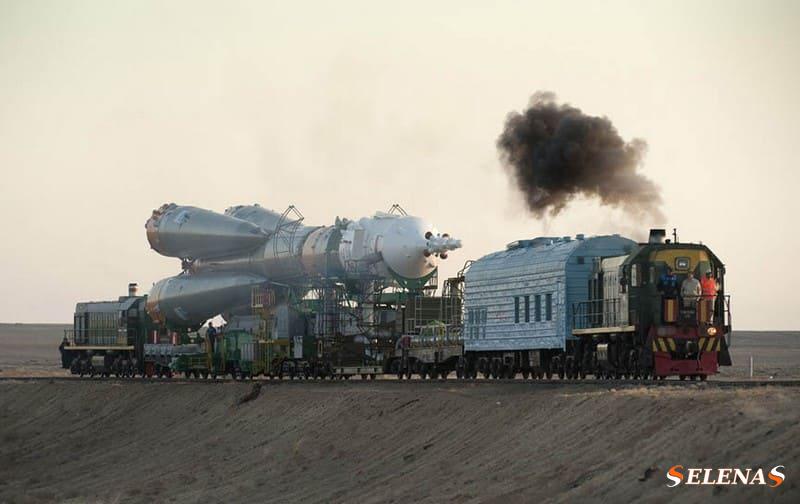 Ракета-носитель "Союз_ТМА-16_транспортируется_на_площадку"