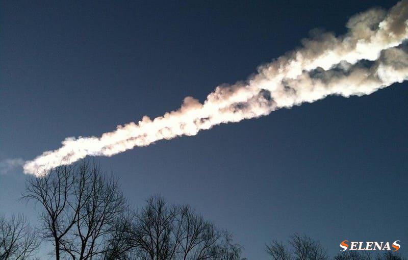 15 февраля 2013 г. над городом Челябинск в России взорвался небольшой астероид.  На этом изображении показан огненный шар, созданный астероидом, пронесшимся по небу.