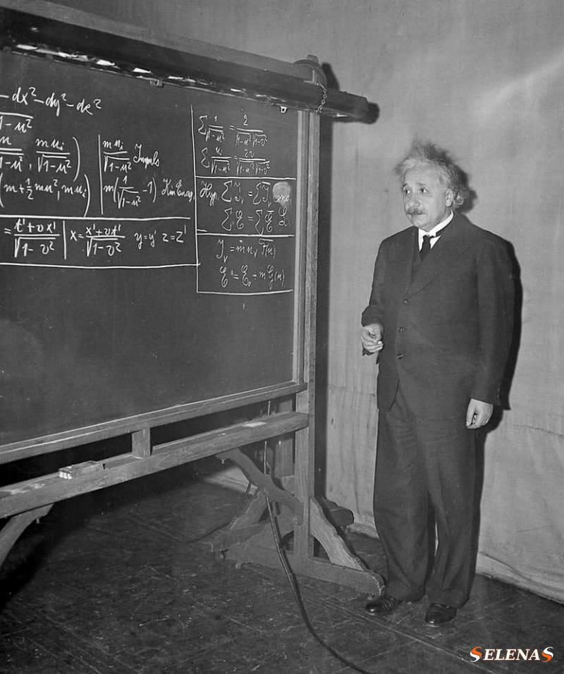 Профессор Альберт Эйнштейн читает 11-ю лекцию Джозайи Уилларда Гиббса