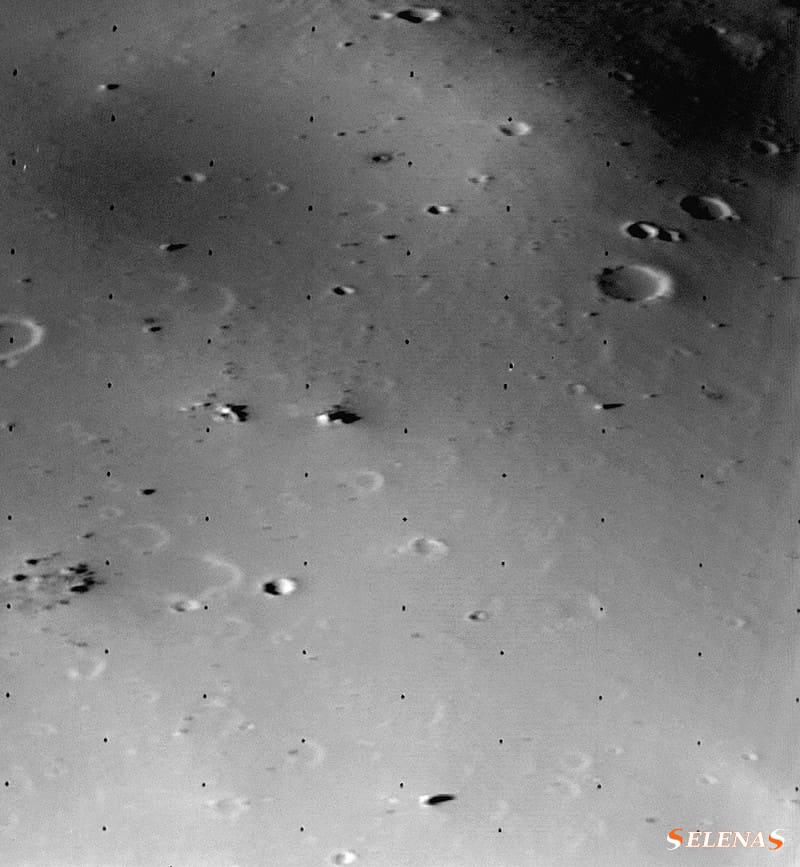 несколько отчетливых кратеров, образовавшихся от метеоритов