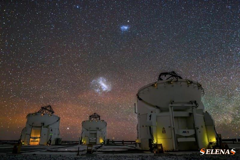 Большое и Малое Магеллановы Облака видны над Очень Большим Телескопом в ночном небе над Чили.