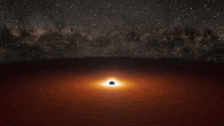 На этой анимации показана черная дыра меньшей массы, пробивающая аккреционный диск, образовавшийся вокруг более крупной сверхмассивной черной дыры