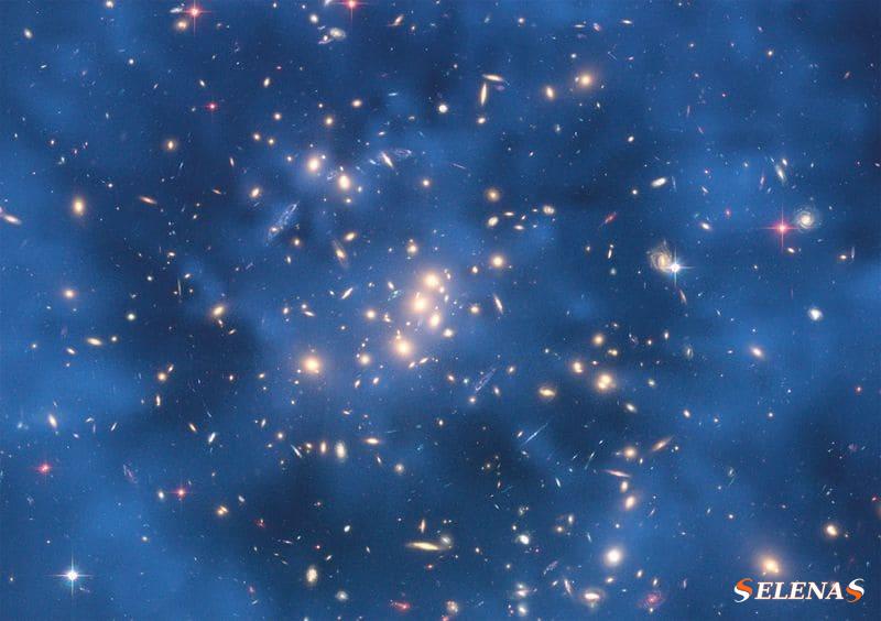 Кольцо, наложенное на это изображение Хаббла, представляет собой темную материю, которая, как считается, вызывает искажения в скоплении галактик.