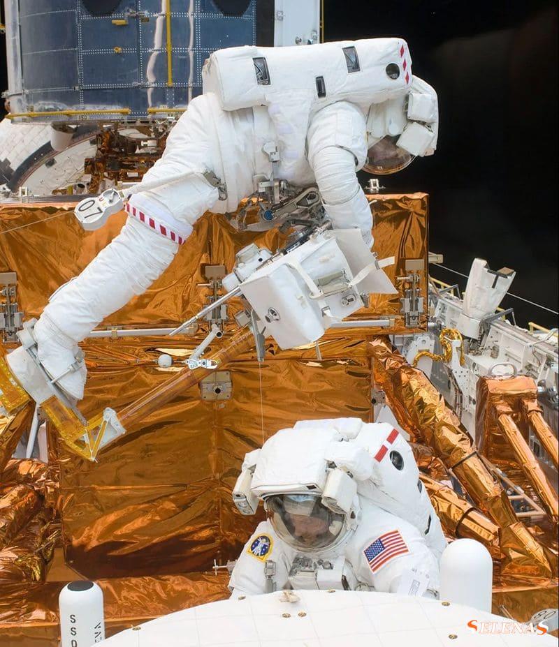 Астронавты Майкл Гуд и Майкл Массимино на фото во время последней миссии по обслуживанию Хаббла.