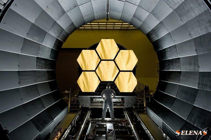 Инженер НАСА Эрни Райт видит шесть сегментов главного зеркала JWST перед их криогенными испытаниями 