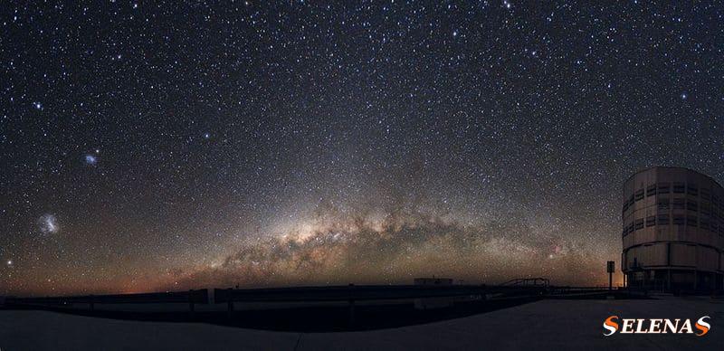 Большое Магелланово Облако и Малое Магелланово Облако видны слева от Млечного Пути на этой фотографии, сделанной с объектов Европейской южной обсерватории на севере Чили.