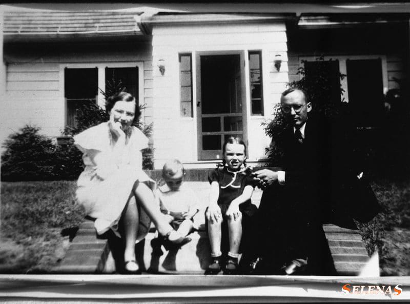 Семья Янских на крыльце своего дома