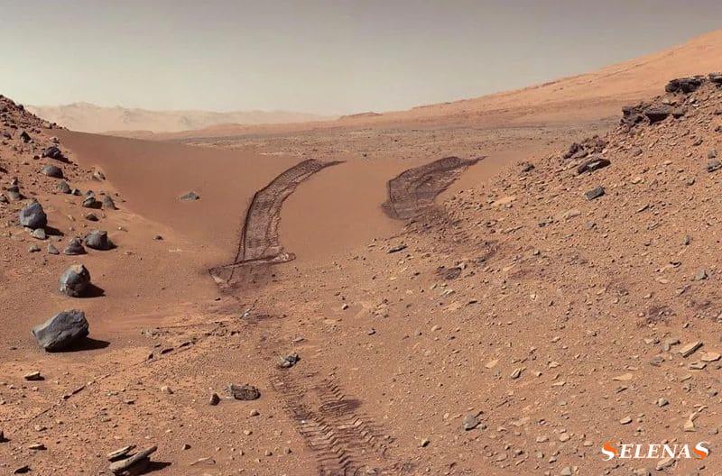 Следы марсохода в пыли на поверхности Марса