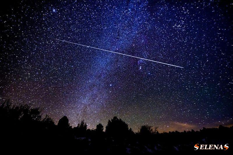 Падающие звезды - это космический мусор, который сгорает при входе в атмосферу Земли