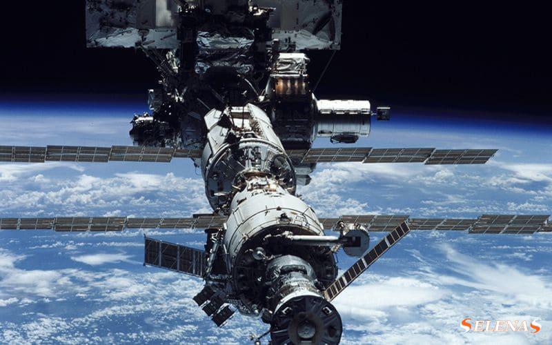 Международная космическая станция (МКС) примерно такая же широкая, как футбольное поле