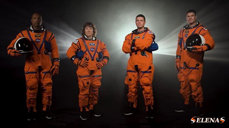 Мы часто видим астронавтов в белых скафандрах, но есть и оранжевые скафандры