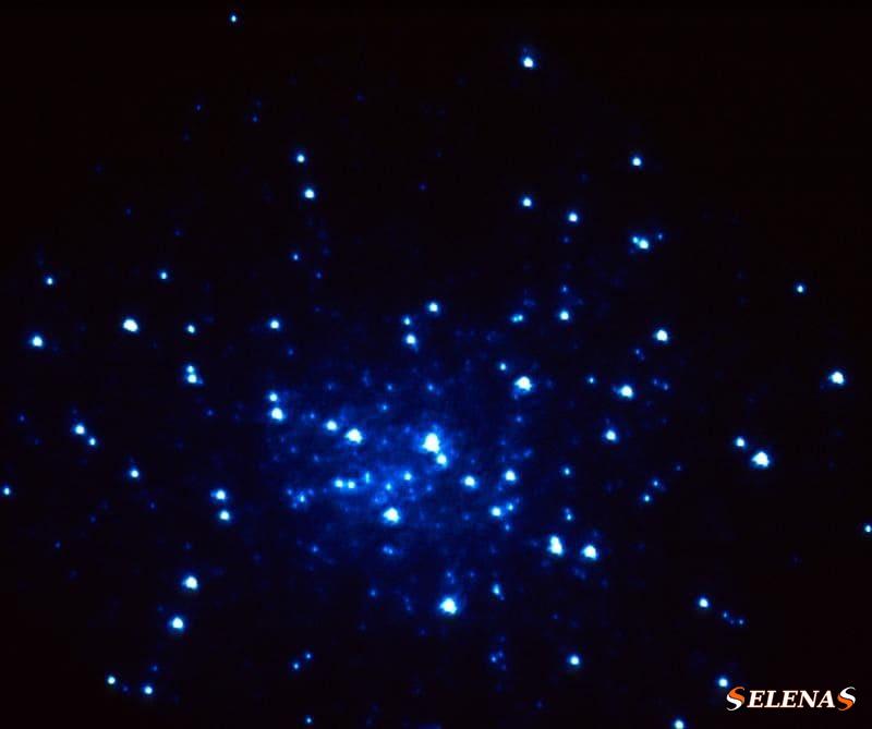 Горячие голубые звезды в ядре Мессье 15.