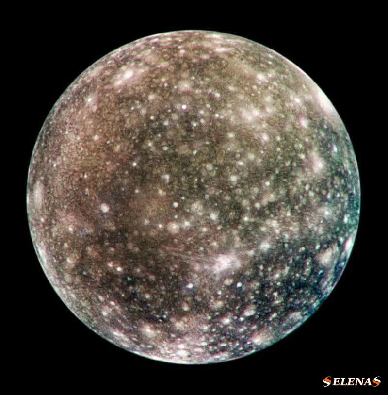 Изображение Каллисто, одного из галилеевых спутников Юпитера. Это было единственное полное глобальное цветное изображение луны, полученное космическим кораблем Галилео.