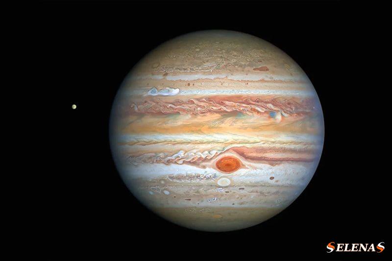 Вид Юпитера и его спутника Европы, сделанный 25 августа 2020 года космическим телескопом Хаббл.