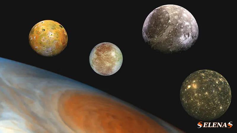 Иллюстрация, показывающая Юпитер и его четыре галилеевых спутника: слева направо Ио, Европа, Ганимед, Каллисто.