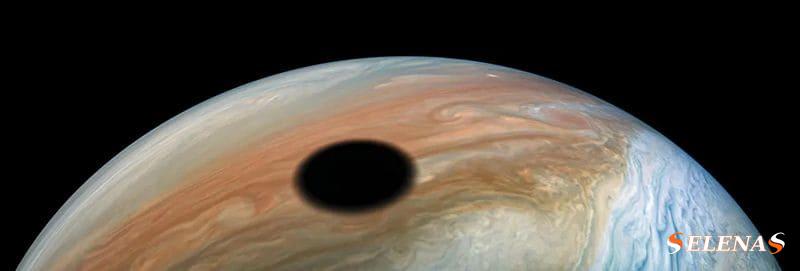 Тень одного из галилеевых спутников Юпитера Ио проецировалась на Юпитер